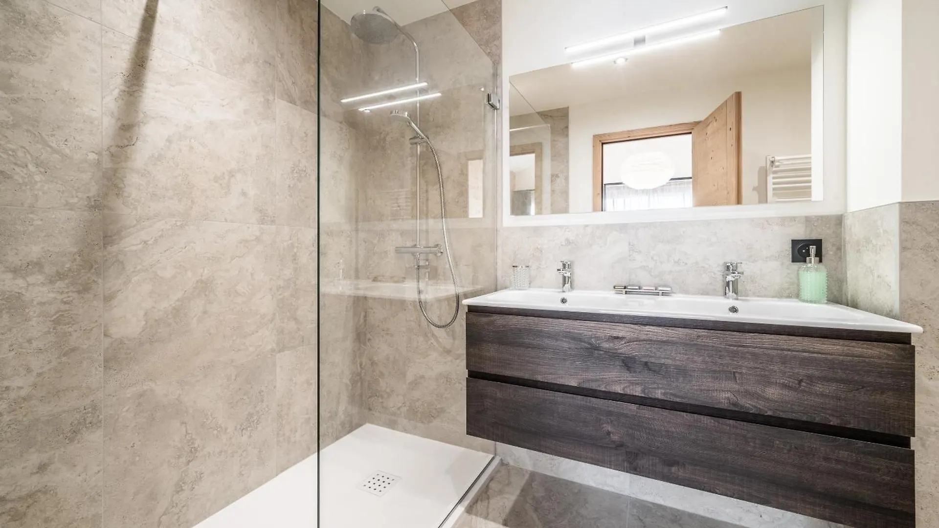 Chalet Marguerite, Morzine - By Emerald Stay Montriond